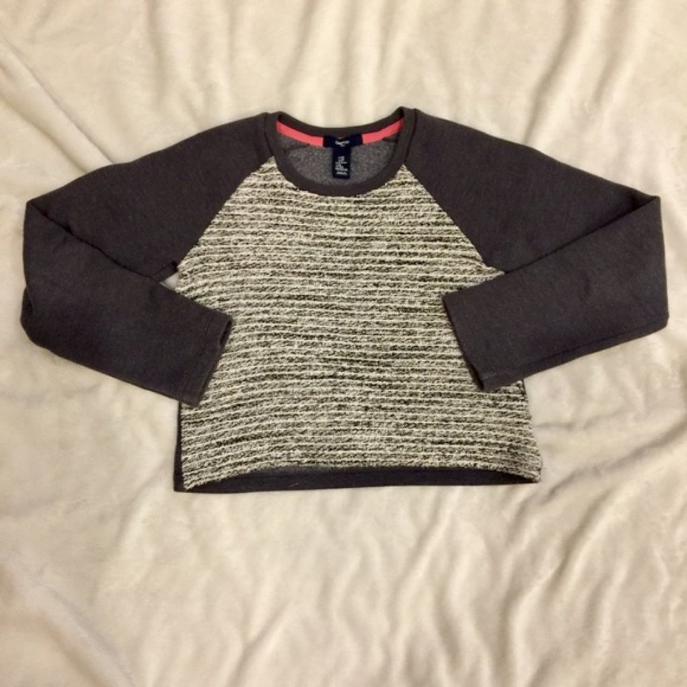 Gap girl grey crew neck top size m (8-9)